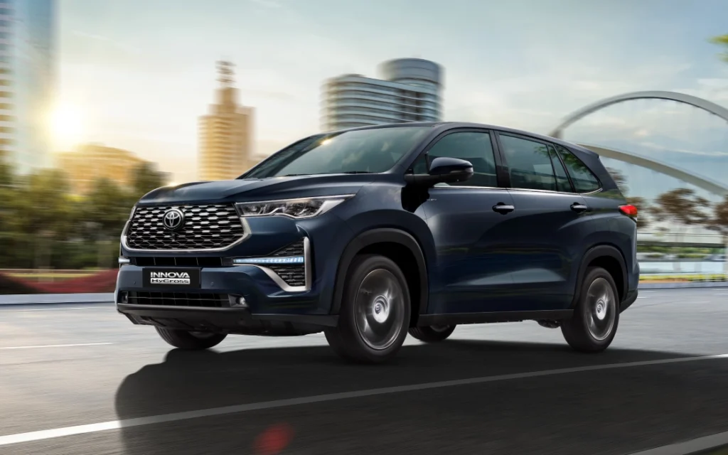 Toyota Innova vs Toyota Innova Hycross