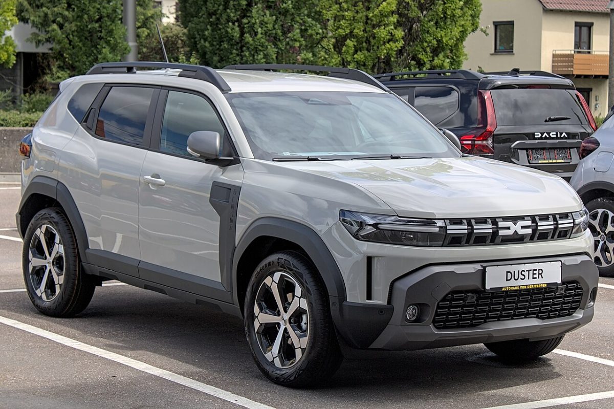 Dacia Duster (same generation as the new Renault Duster) SUV, exterior photo 3