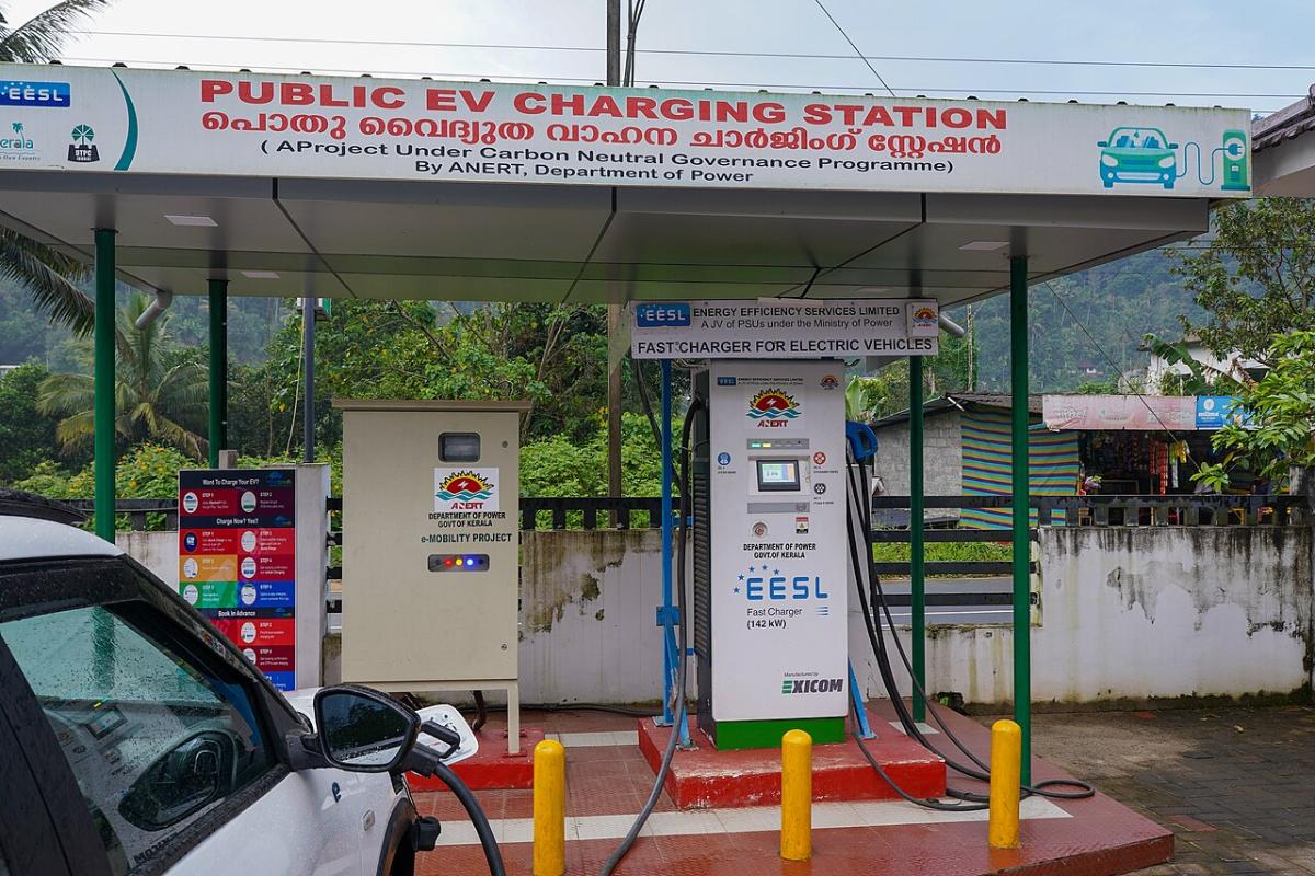 EV charging station in India public charging point, exterior photo 1