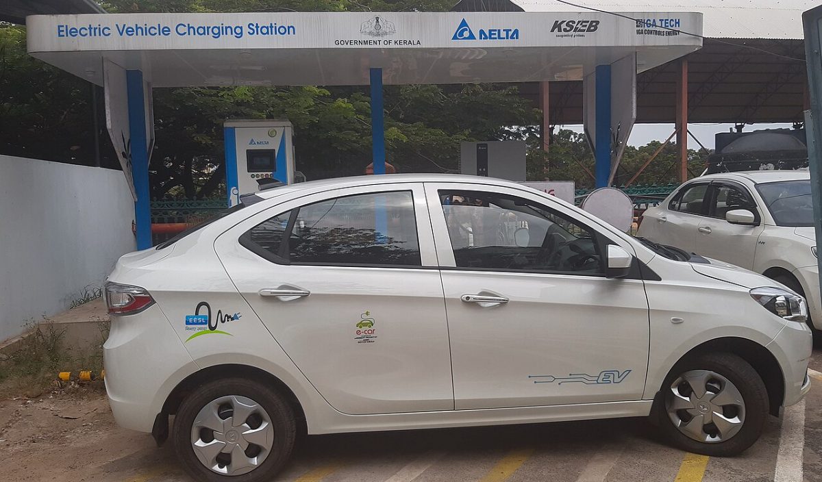 EV charging station in India public charging point, exterior photo 2