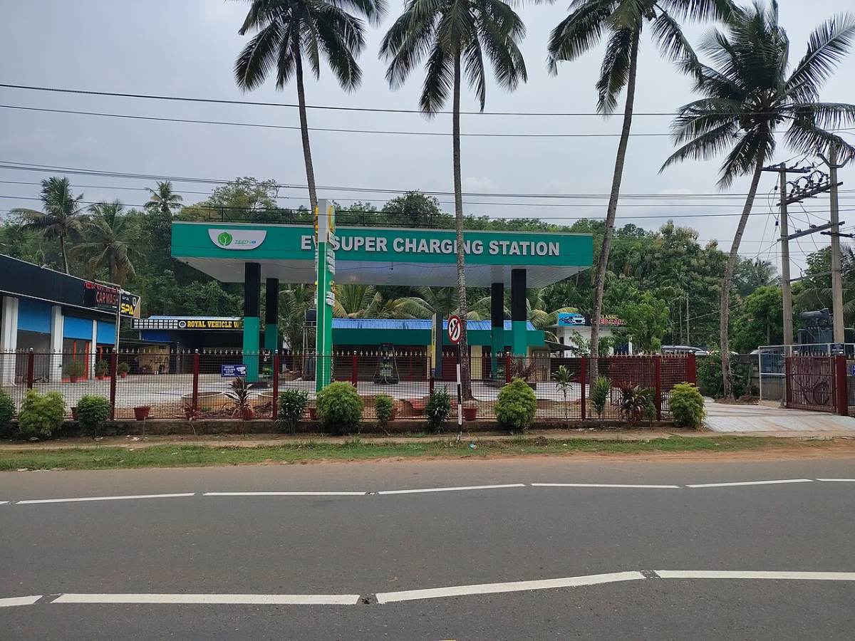 EV charging station in India public charging point, exterior photo 3