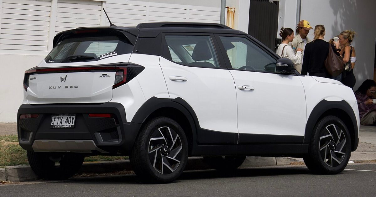 Mahindra XUV 3XO compact SUV, exterior photo 1