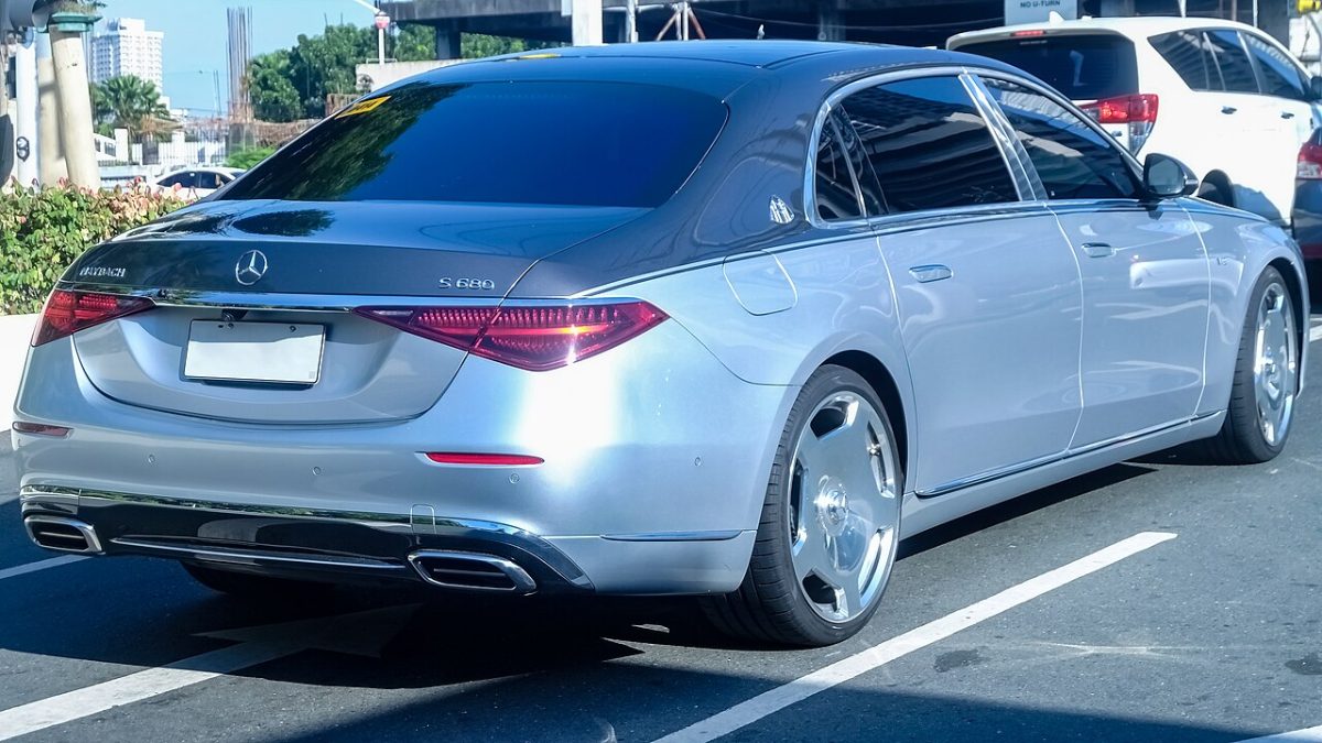 Mercedes-Maybach S-Class (pre-facelift model) luxury sedan, exterior photo 1