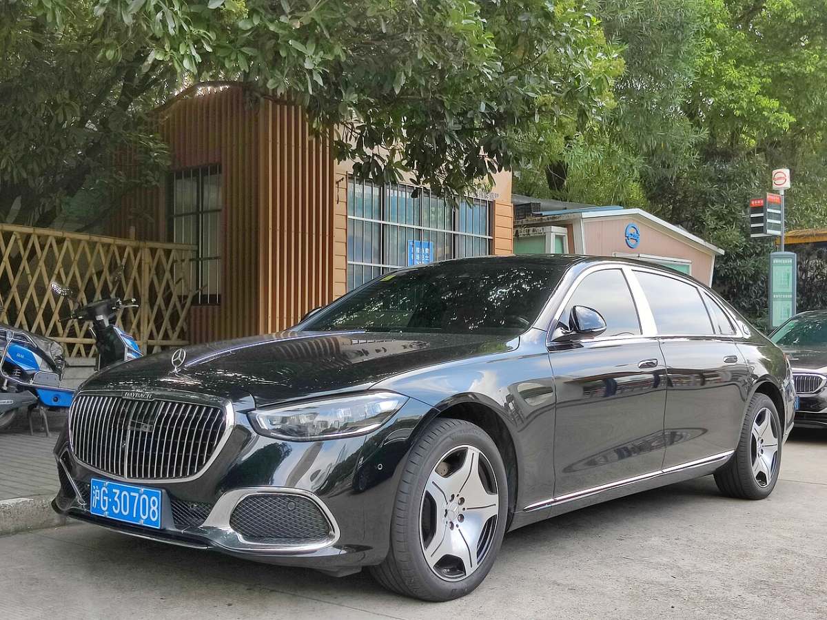 Mercedes-Maybach S-Class (pre-facelift model) luxury sedan, exterior photo 2