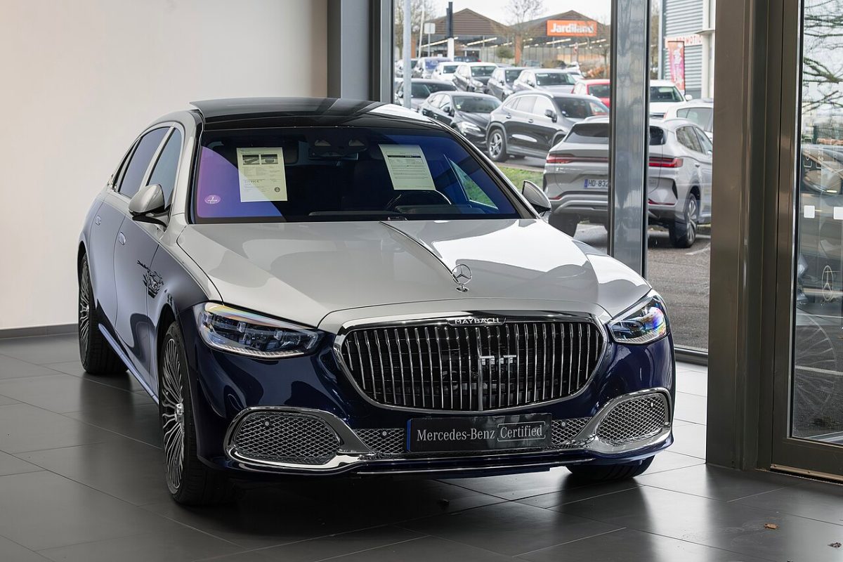 Mercedes-Maybach S-Class (pre-facelift model) luxury sedan, exterior photo 3