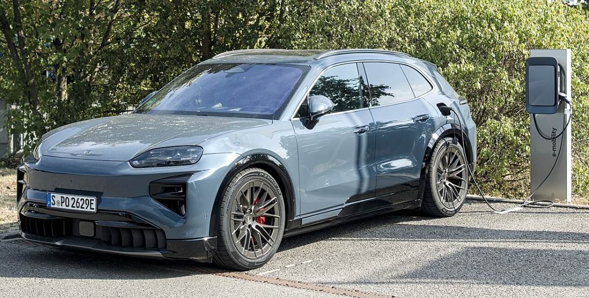 Porsche Cayenne Electric electric SUV, exterior photo 2