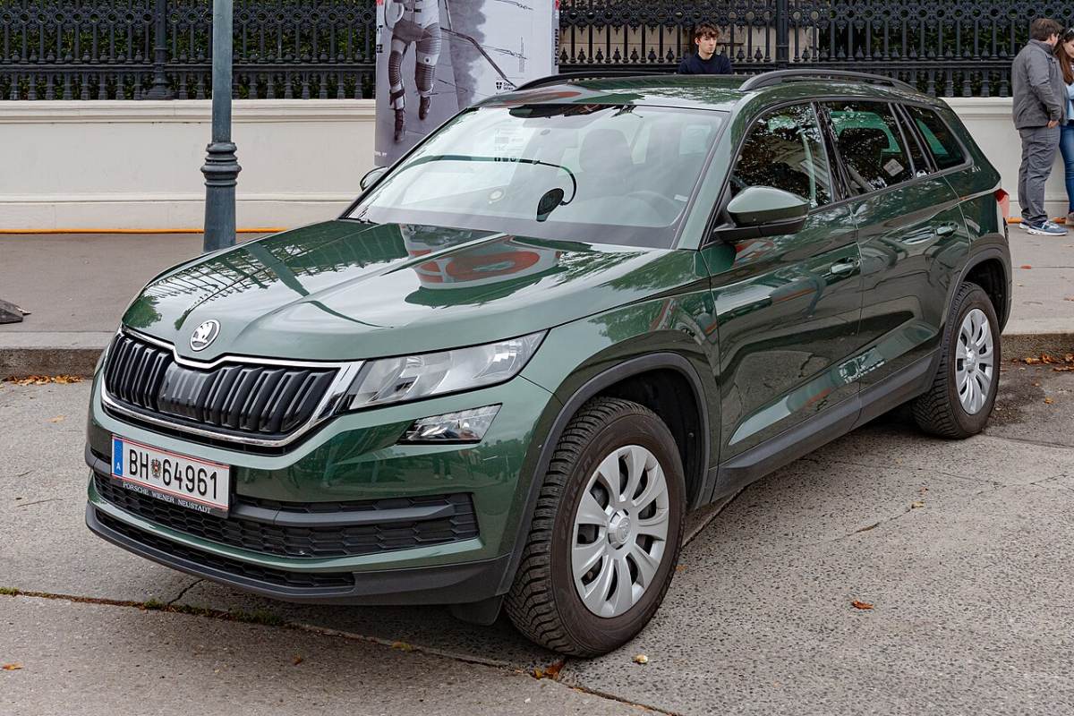 Skoda Kodiaq SUV, exterior photo 3