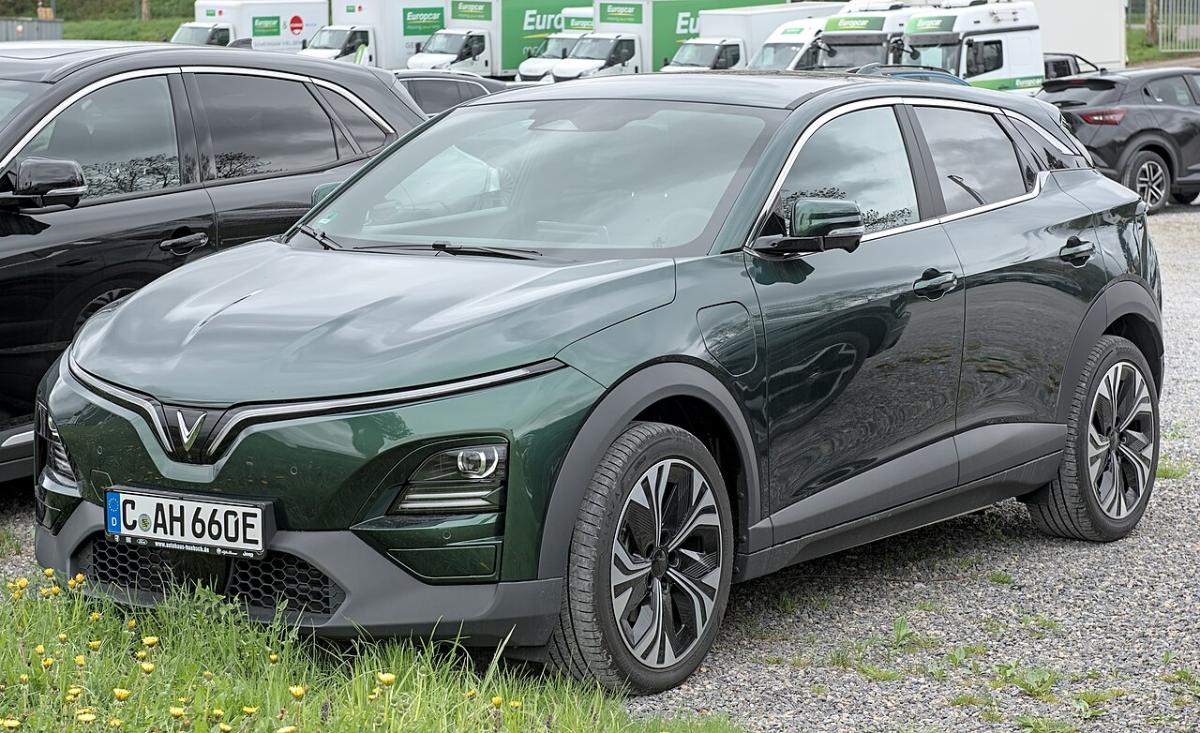 VinFast VF 6 electric SUV, exterior photo 3