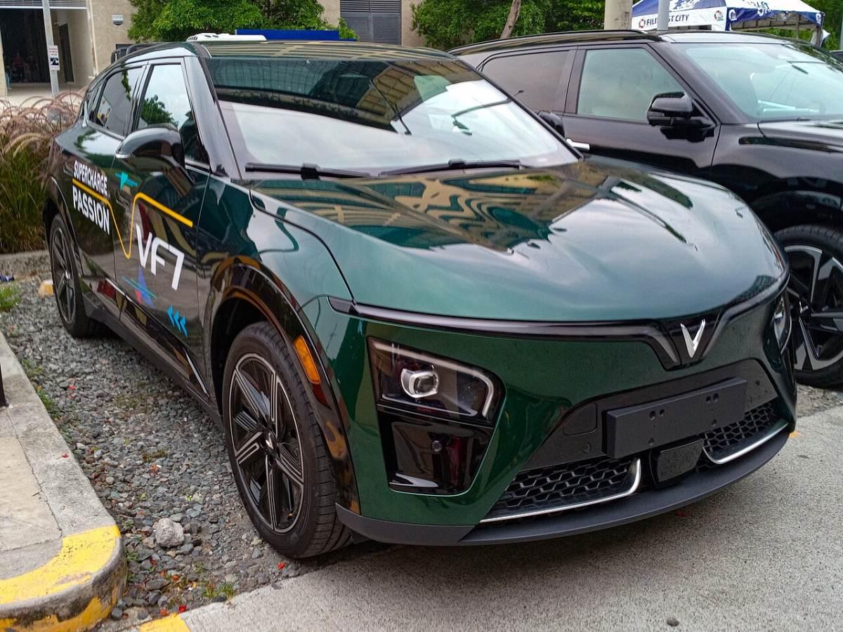 VinFast VF 7 electric SUV, exterior photo 2